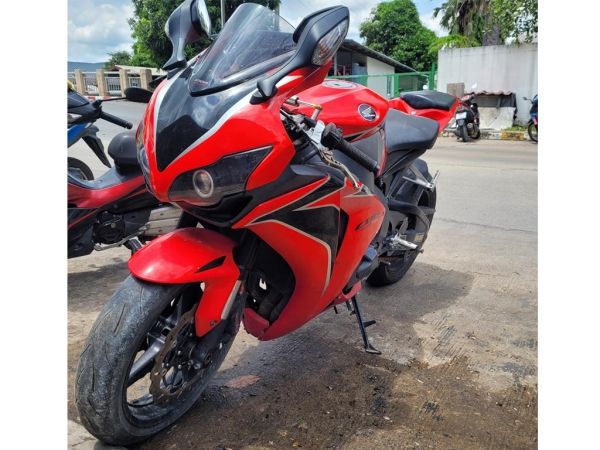 ขาย CBR1000RR ขายตามสภาพ ของแต่งเพียบ id line: moaea โทร 081-8592947